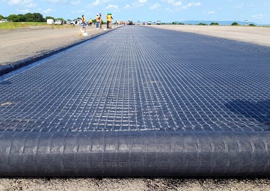Geogrid de fibra de vidrio biaxial compuesta con geotextil no tejido para refuerzo del suelo/material de construcción vial Geocompos 10