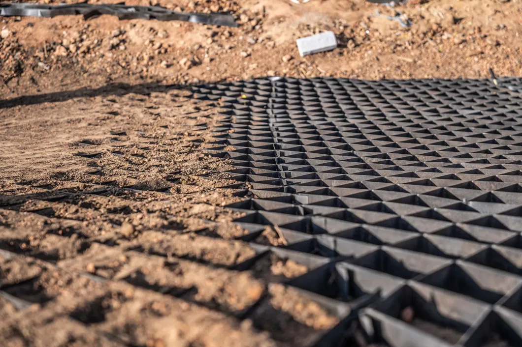 Sistema de material de rejilla de grava de HDPE Geocella texturizada de entrada para el refuerzo de carreteras Pavimentación de redes de hierba 9