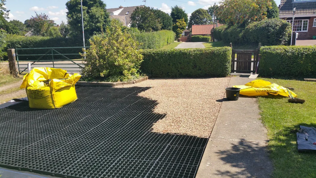 Rejilla de estabilizador de césped de plástico HDPE para estacionamiento Techo exterior Jardín pavimentadores permeables interconectados 10
