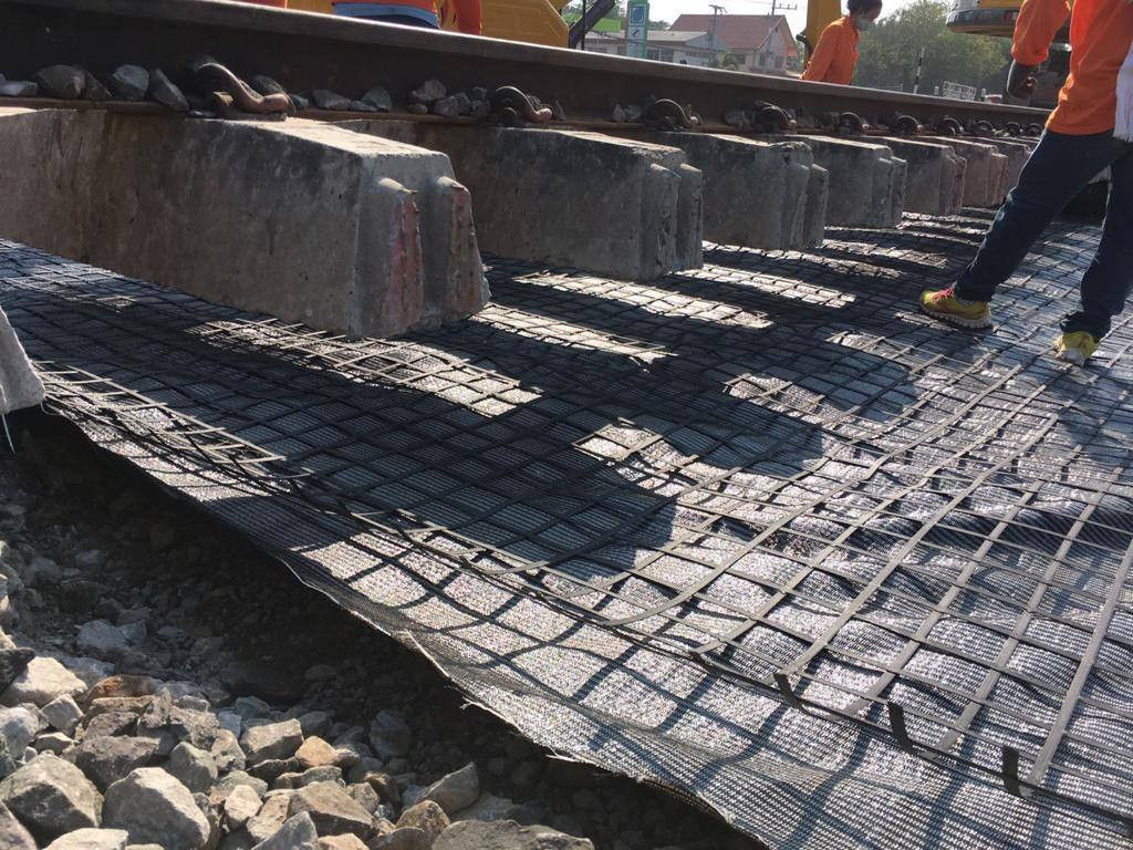 Para el camino el ferrocarril reforzar la deformación biaxial del poliéster del ANIMAL DOMÉSTICO de la calzada del geo del precio bajo de la rejilla hizo punto el geogrid