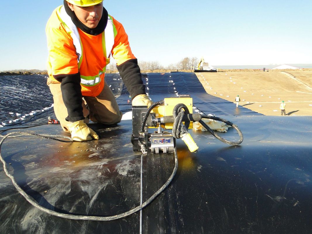 Revestimiento de geomembrana de HDPE duradero para piscicultura, revestimiento de plástico impermeable para estanques para tanques de acuicultura, estanques y embalses de agua