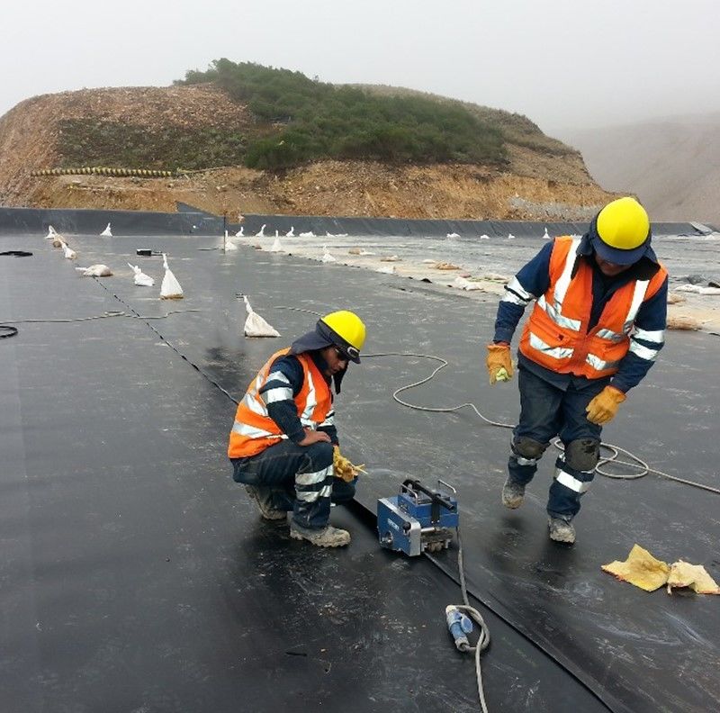 Geomembranas de polietileno de alta densidad (HDPE) revestimientos negros resistentes a los rayos UV revestimiento de estanque de polietileno para contención de vertederos 1,5 mm espesor Geomembrana 500N resistencia a la tracción