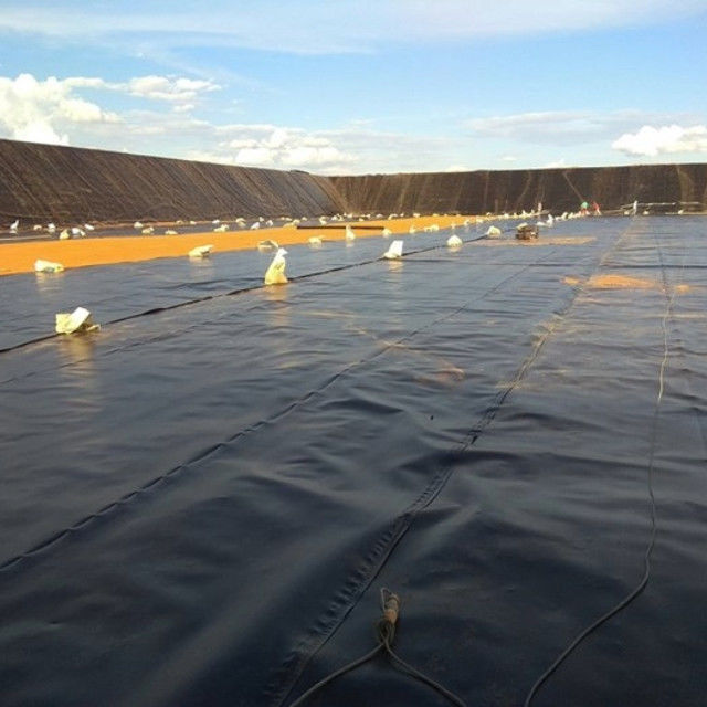 Geomembrana HDPE de alta resistencia con larga vida útil para plantas de tratamiento de aguas residuales, proyectos de bioenergía y tanques industriales de almacenamiento de agua