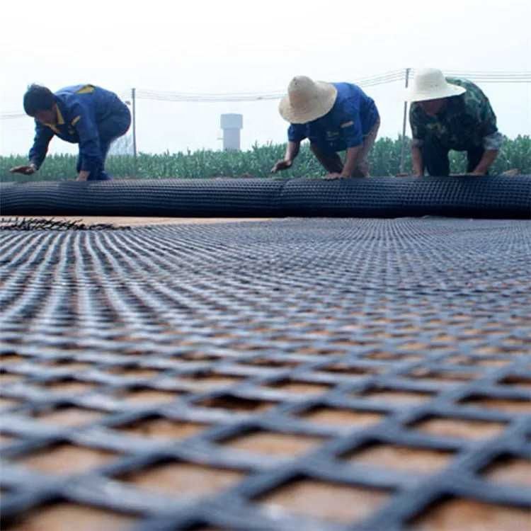 Alta resistencia a la tracción malla de plástico biaxial 30kN/m Negro PP/PET Geogrid para el refuerzo del suelo y la estabilización de la base de la carretera
